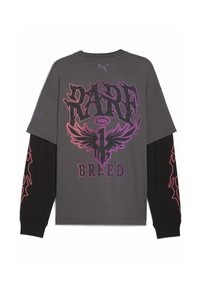 Ciemnoszara, długi rękaw, warstwowa koszulka z czarnymi rękawami, różowo-fioletowa grafika z skrzydłami i napisem "RARE BREED" na plecach, logo Puma przy szyi.