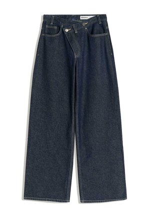 Weit geschnittene dunkelblaue Jeans mit breitem Bein, doppelter Knopfverschluss, vorderen Taschen und sichtbaren weißen Nähten, Marke Bershka.