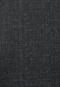 Donkergrijs stof met een fijne, gemêleerde textuur en subtiele lichtergrijze en blauwe spikkels die door de stof zijn geweven.