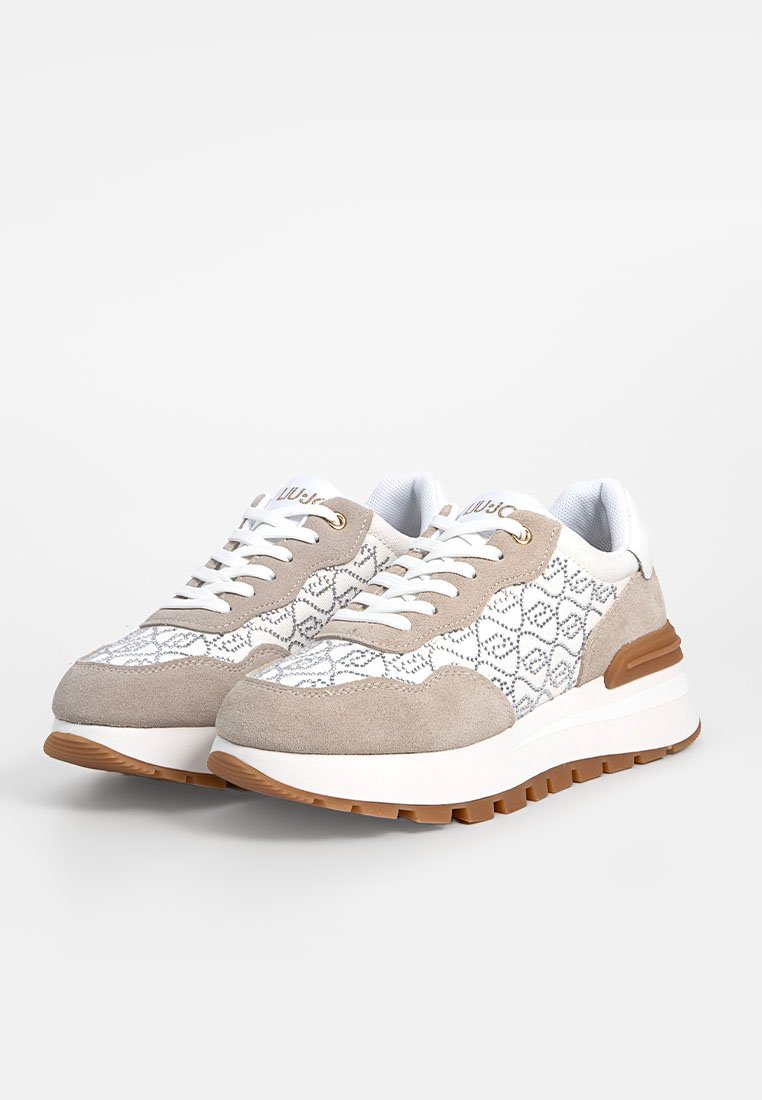 Sneaker beige e bianchi con trame in camoscio e rete, caratterizzate da un motivo geometrico, lacci bianchi e una suola in gomma marrone chiaro.