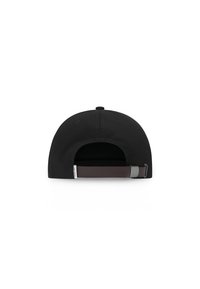 Fekete baseball sapka puha anyagból, ívelt napellenzővel és állítható barna pánttal hátul, amely ezüst színű fém csattal rendelkezik.