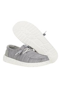 Zapatos de tela gris con un diseño de punto texturizado, suela moteada blanca y acentos en gris claro. Cuentan con un cierre de cordones y un forro suave.
