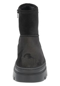 Botín de ante negro hasta el tobillo con puntera redonda, panel lateral elástico y suela texturizada; cuenta con un cierre de cremallera en el lado exterior.