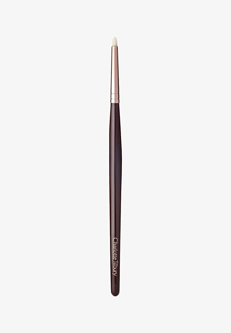 Make-up-Pinsel mit einem schlanken, dunkelbraunen Holzgriff und einem weißen, runden Borstenkopf. Verfügt über eine metallische roségoldene Ferrule.