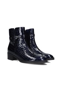 Navy blue gepatineerde leren enkelboots met een krokodillenstructuur, ronde neus, lage blokhak en verstelbare band met decoratieve hardware.