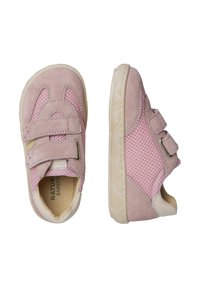 Chaussures en suede rose avec des panneaux en maille, deux bandes Velcro, bout arrondi et semelles en caoutchouc beige. Conception légère et flexible.
