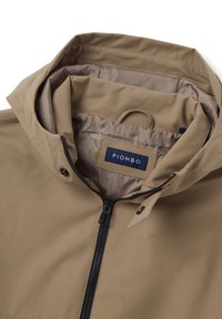 Giacca impermeabile beige con cappuccio, dotata di zip frontale, chiusure a scatto e un'etichetta interna che reca la scritta "PIOMBO." Interno foderato morbido.