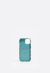 Funda de teléfono con un interior turquesa y un exterior con estampado animal en beige. Presenta un logo circular con "BIMBA Y LOLA" en la parte trasera.