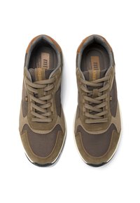 Scarpe sportive marroni con una combinazione di suede e tessuto, caratterizzate da un accento beige, lacci rotondi e una suola testurizzata.