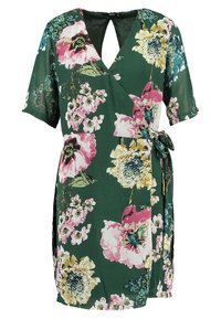 Vestido envolvente floral en verde oscuro con mangas cortas, con flores en tonos rosa, amarillo y blanco. Incluye un lazo en la cintura y una abertura lateral.