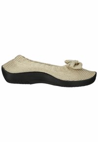 Scarpa slip-on beige in maglia con dettaglio a nodo sulla punta, suola in gomma nera, forma arrotondata e superficie superiore testurizzata.
