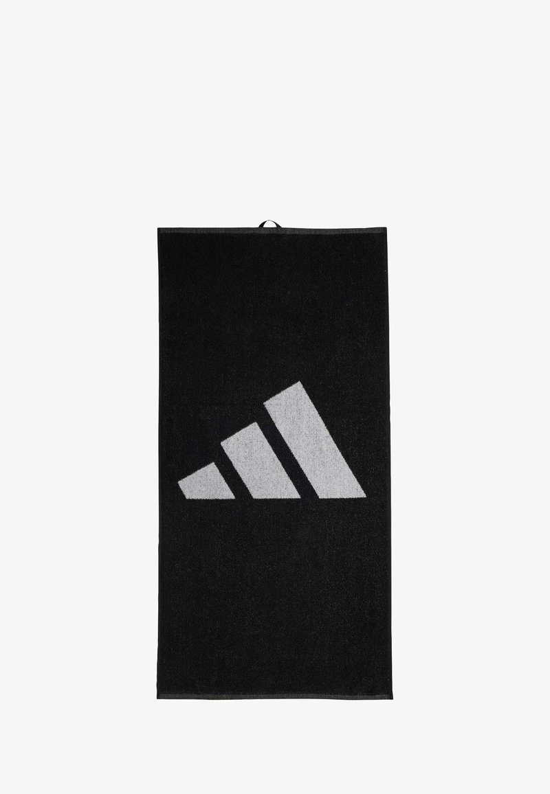 Asciugamano nero con superficie testurizzata, caratterizzato da un grande logo grigio Adidas a forma di tre strisce diagonali. Design rettangolare, inclusa una fettuccia per appenderlo.