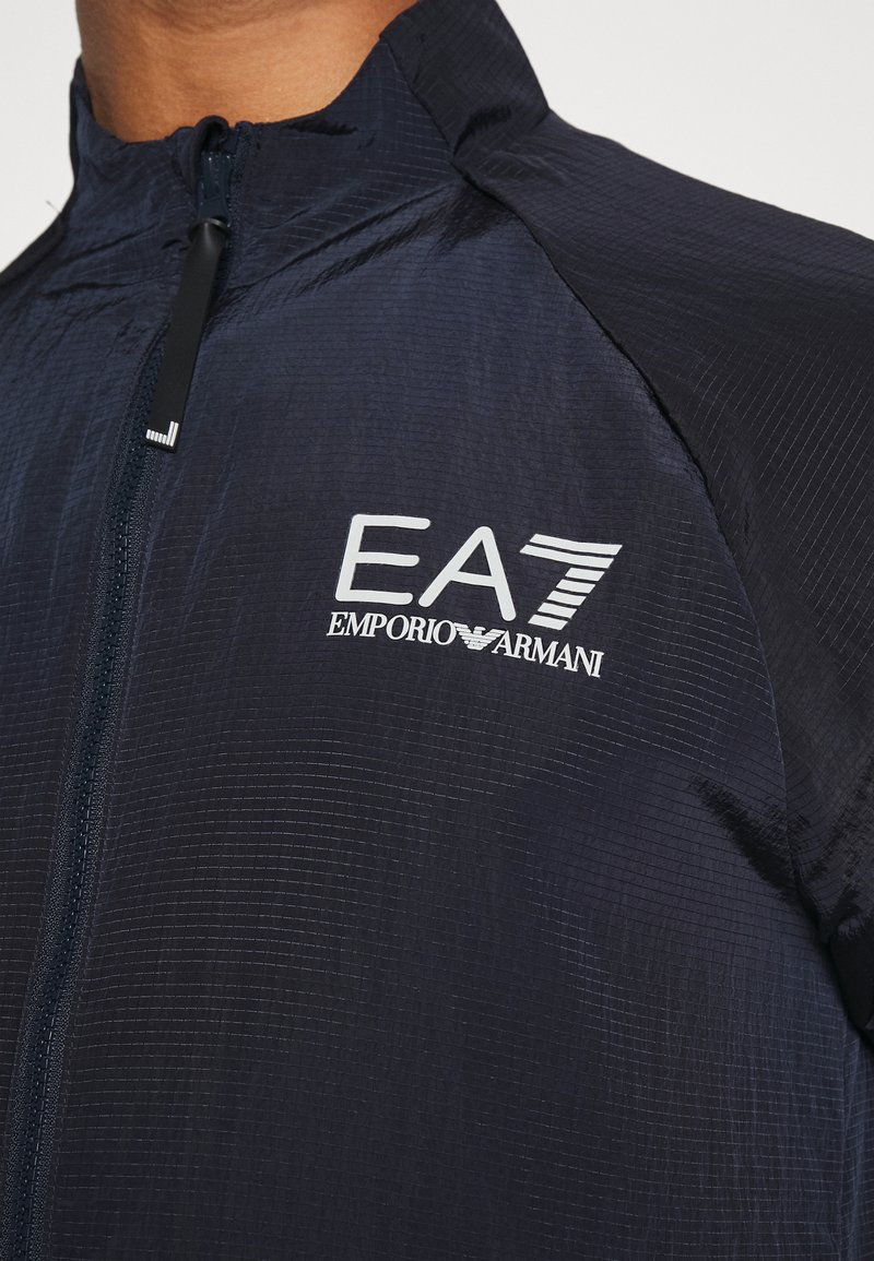 Herren Trainingsanzüge | EA7 Emporio Armani TENNIS PRO TRACK SUIT SET Trainingsanzug blue/navy/dunkelblau - CV86309 Herren Trainingsanzüge | EA7 Emporio Armani TENNIS PRO TRACK SUIT SET Trainingsanzug blue/navy/dunkelblau - CV86309