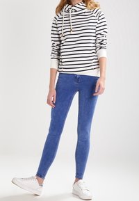 ONLY Jersey con capucha - off-white