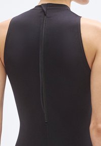Μαύρο μαγιό χωρίς μανίκια με ψηλό λαιμό και φερμουάρ στην πλάτη. Λείο υλικό και εφαρμοστή σχεδίαση για κομψή σιλουέτα.