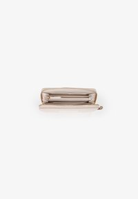 Portafoglio in pelle crema con chiusura a zip, dotato di molteplici scomparti per carte e tasche, texture liscia e un accento metallico.