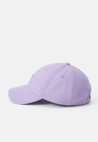 Lilla bomullslue med buet skygge, seks-paneldesign, broderte detaljer og ventilasjons hull på toppen og sidene.
