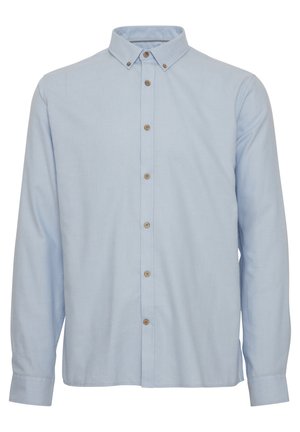 Svetlo modra srajca z dolgimi rokavi in gumbi. Narejena iz bombaža, ima klasičen ovratnik, šest rjavih gumbov spredaj in enostavno teksturo.