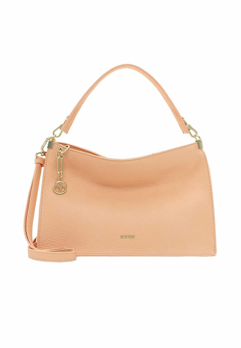 Borsa a tracolla in pelle color pesco con un design strutturato, una singola tracolla, accessori in oro e un ciondolo in metallo attaccato.