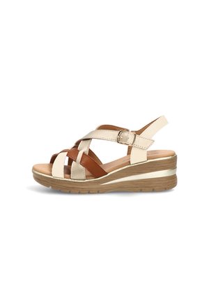 Sandalia de cuña de cuero beige y marrón con tiras cruzadas, hebilla ajustable y suela estriada con textura de madera.