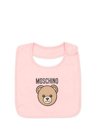 Bavaglino rosa in cotone con grafica di un orso e scritta "MOSCHINO", forma rotonda, texture morbida e chiusura a scatto laterale.