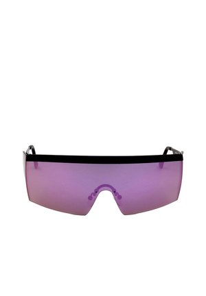 Occhiali da sole futuristici avvolgenti con una singola lente viola continua e aste con montatura nera.