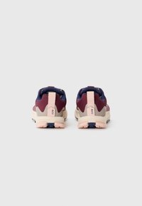Sportssko med en bordaux og marineblå mesh-overdel, beige detaljer og rosa såle. Har en trekkstropp og teksturert overflate for godt grep.