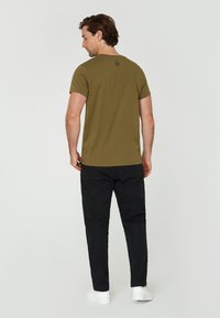 Sail Racing BOWMAN TEE - Triko s potiskem - dusty olive