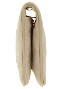 Pochette en suede beige avec une texture lisse, de forme arrondie et un fermoir en métal doré. Présente un design épuré et minimaliste sans motifs visibles.