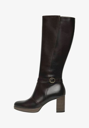 Hohe braune Lederstiefel mit runder Fußspitze, Blockabsatz, Schnallenakzent und Nahtdetails an der Seite. Glatte und strukturierte Oberfläche.