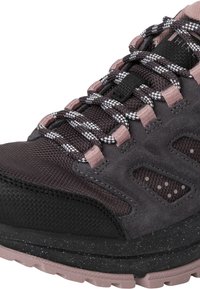 Graue und schwarze Sportschuhe mit einer strukturierten Oberseite, pinken Akzenten, Netzpaneelen und einer Gummisohle mit gesprenkeltem Detail.