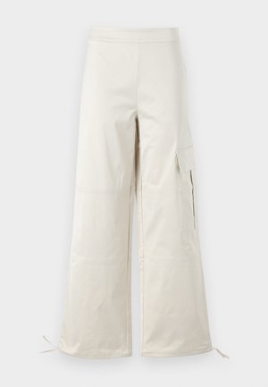 Beige színű, széles lábú nadrág, könnyű anyagból készült, cargo zsebekkel és állítható kötéssel az alján, a személyre szabott illeszkedés érdekében.