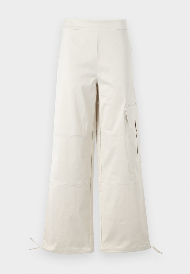 Beige wijde broek van lichtgewicht materiaal, met cargozakken en verstelbare strikjes aan de zoom voor een aanpasbare pasvorm.
