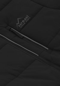 Schwarzer, isolierter Jackenstoff mit diagonaler Steppung. Verfügt über einen seitlichen Reißverschluss und ein geprägtes Logo "normani Outdoor Sports" nahe der Oberseite.