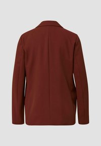 Bruine op maat gemaakte blazer met lange mouwen, rugnaaddetail en een klassieke kraag op een lichtgrijze achtergrond.