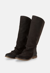 Stivali alti in pelle scamosciata nera con un design morbido e una leggera lucentezza. Presentano una punta liscia e una cerniera laterale per una facile vestibilità.