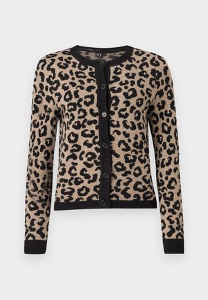 Cardigan de leopardo en tonos beige y negro con ribete y botones negros, mangas largas y cuello redondo, exhibido plano sobre fondo blanco.