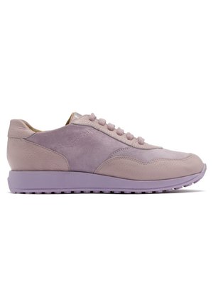 Lyse lilla ruskind og læder lavtop sneaker med tekstureret sål og snørelukning, vist fra siden på hvid baggrund.