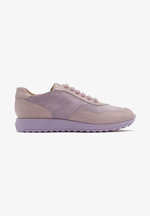 Baskets basses en suède et cuir violet clair avec semelle texturée et fermeture à lacets, vues de côté sur fond blanc.