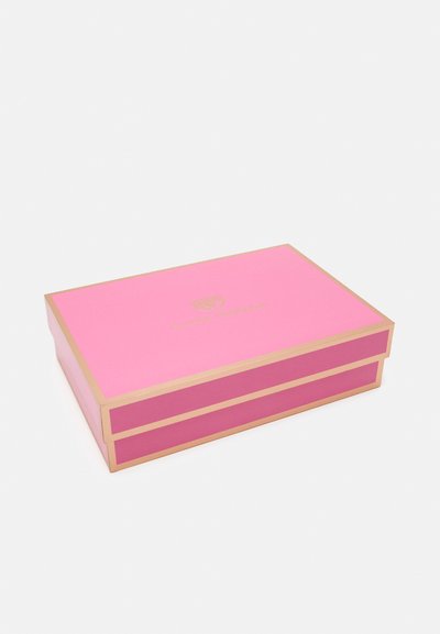 Scatola rettangolare rosa con bordo dorato e logo. Texture liscia, design a due strati e colore vivace. Si adatta in modo sicuro senza hardware visibile.