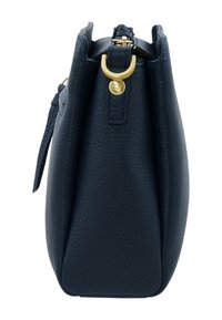 Borsa a mano in pelle blu navy con texture a granuli, chiusura superiore con zip, hardware dorato e dettagli con tracolla laterale. Base arrotondata e forma squadrata.