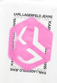 Λευκό βαμβακερό μπλουζάκι με μεγάλες ροζ ψεκαστές έκκεντρες και ένα αφηρημένο σχέδιο γύρω από το κείμενο "KARL LAGERFELD JEANS".