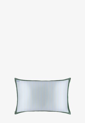 Coussin rectangulaire avec des rayures verticales bleues et blanches et une bordure vert foncé sur un fond gris.