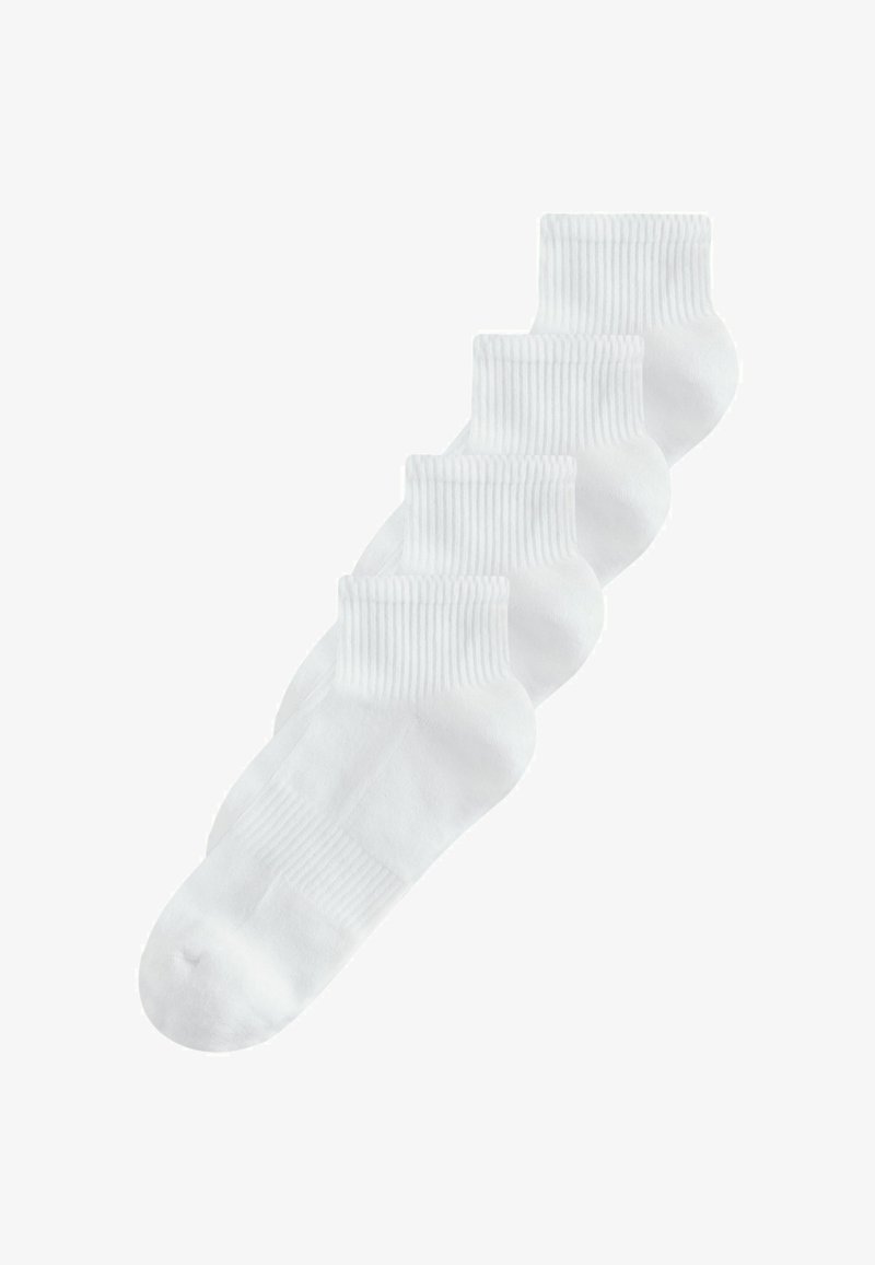 Vier weiße Knöchelsocken mit gerippten Bündchen, überlappend auf weißem Hintergrund angeordnet.