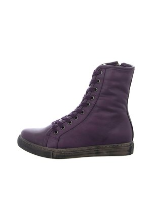 Lila High-Top-Ledersneaker mit schwarzer Gummisohle und Schnürsenkeln, von der Außenseite vor weißem Hintergrund gesehen.