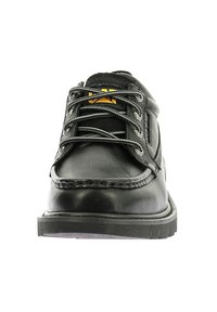 Scarpa in pelle nera con punta arrotondata, design lace-up e superficie testurizzata. Presenta una suola in gomma e dettagli di cucitura.