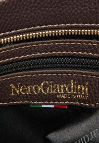 NeroGiardini SPALLA IN MATERIALE TECNICO - Handtas - beige