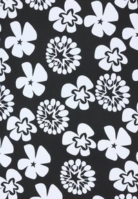 Tela negra con un patrón floral repetido en blanco, que incluye diversas formas y contornos de flores, incluyendo diseños de cinco pétalos y estrellas.