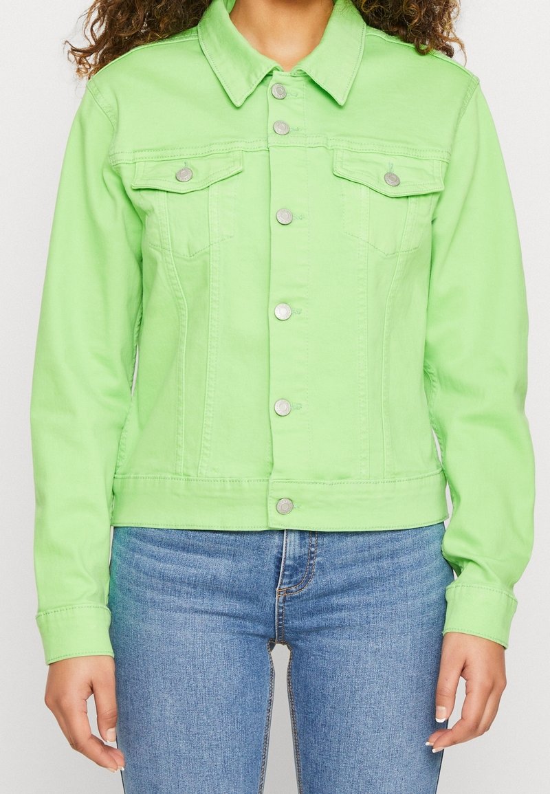 Grön denimjacka med klassisk krage, silverknappar, två bröstfickor och en figursydd siluett. Texturerat tyg, avkortad längd.