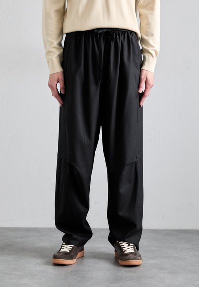 Henrik Vibskov DRAWSTRING PANTS - Stoffhose - tropical black